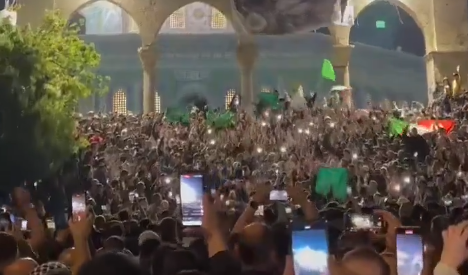 warga Palestina merayakan gencatan senjata di depan mesjid Al-aqsa. (X/@munir79892007)